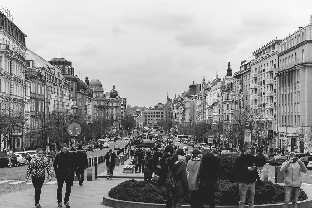 Touristen-Karlsbrücke-Prag-Sehenswürdigkeiten-Touristenstrom-Wenzelsplatz-Nachtclub-Nationalgalerie