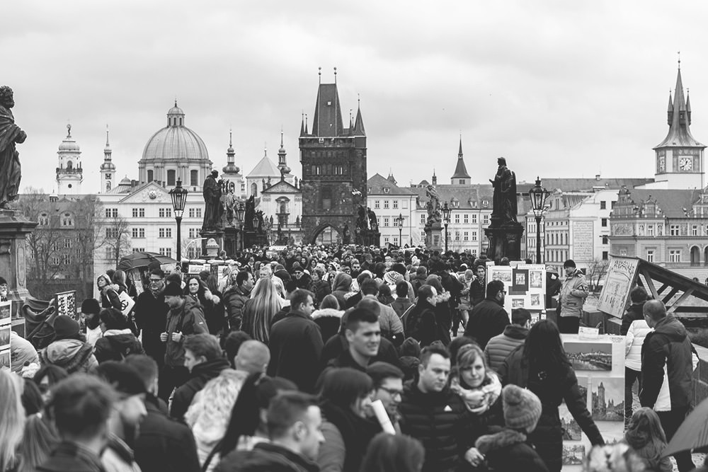 Touristen-Karlsbrücke-Prag-Sehenswürdigkeiten-Touristenstrom