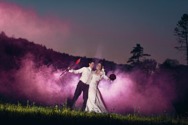Hochzeitsfotograf-egloffstein-pegnitz-hochzeitsfotograf-nürnberg-münchen-weiden-kulmbach-kronach-Fotograf-Fotostudio-Hochzeit-Max-Hoerath-design-rauchbombe