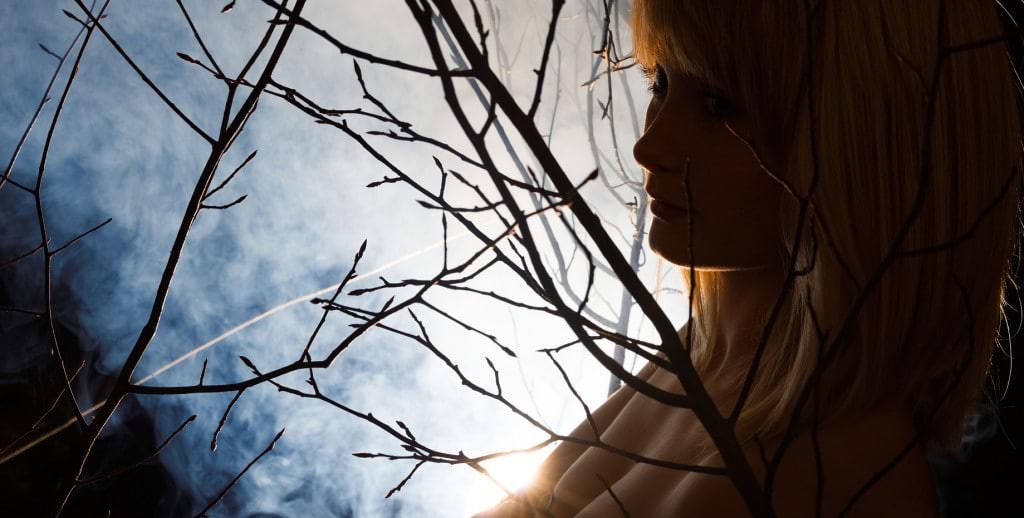 Im Wald Strauch Brüste Gegenlicht Rauch Fotoshooting Fotograf