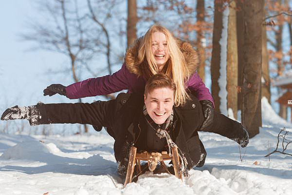 fotograf-fotostudio-max-hoerath-design-paerchenshooting-paarfotos-lustig-ideen-paar-schnee-schlitten-kulmbach-bayreuth-bamberg-coburg-hof-weiden-kronach