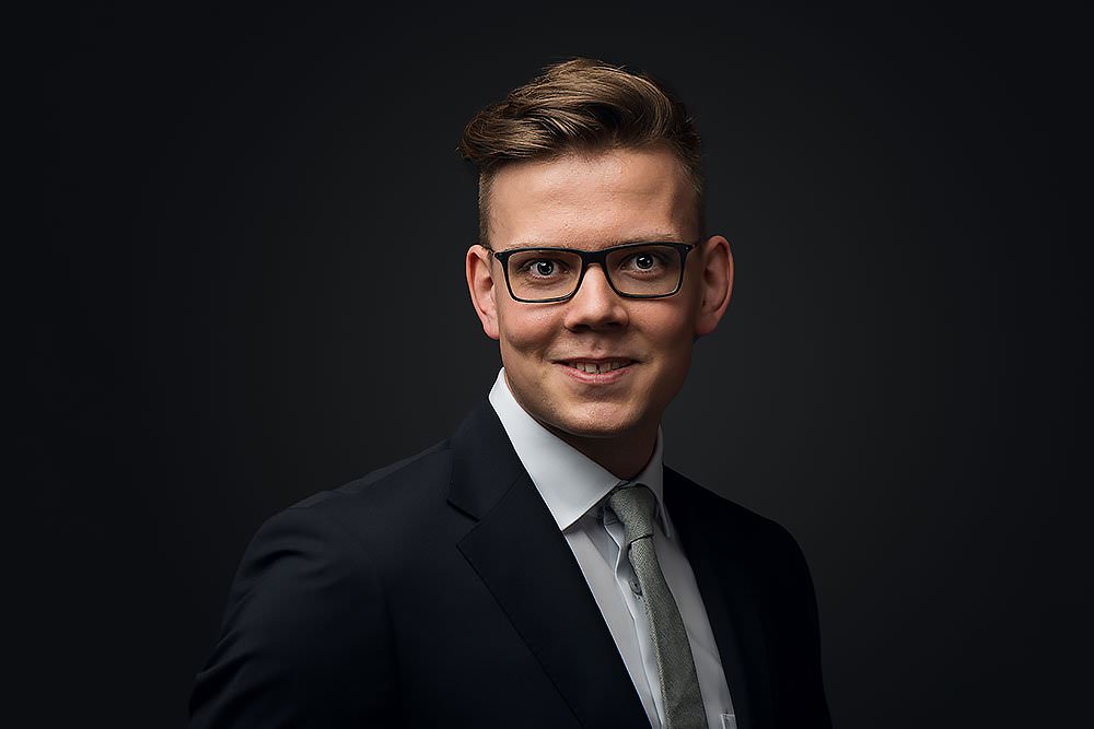 Bewerbungsfotos-Bewerbungsbilder-die-sich-von-der-masse-abheben-professionell-modern-stylisch-businessbilder-fotograf-berlin-ceo-cef-peoplephotograph-münchen-dresden Bewerbungsfoto