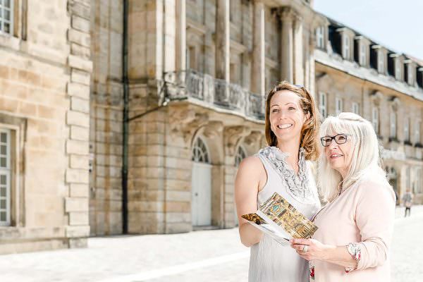 Tourismus Stadtführung in Bayreuth vor dem Opernhaus