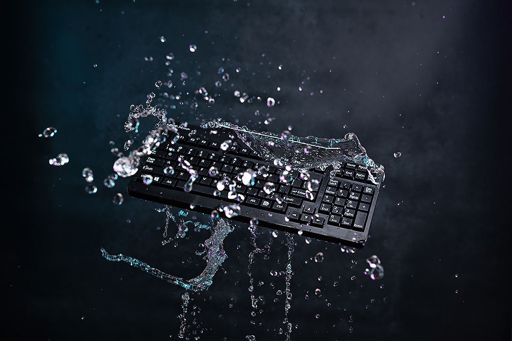 high-end-produktfotografie-fotograf-tabletop-produktfotos-splash-wasser-wasserdichte-tatstatur-desko-fotostudio-produktfotograf-berlin-erfurt-nürnberg-münchen Produktfotos von Max Hörath