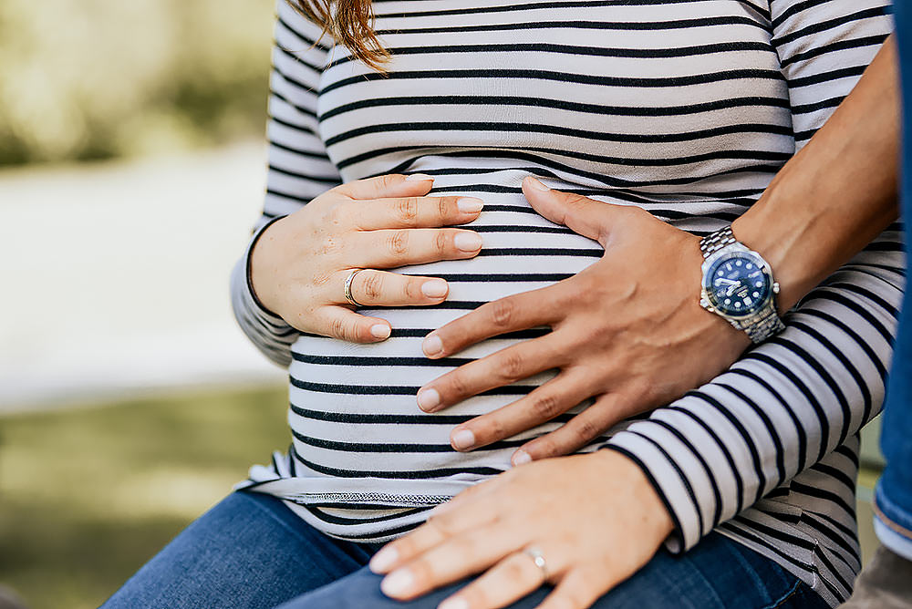 Babybauch Shooting mit dem Fotograf Max Hörath