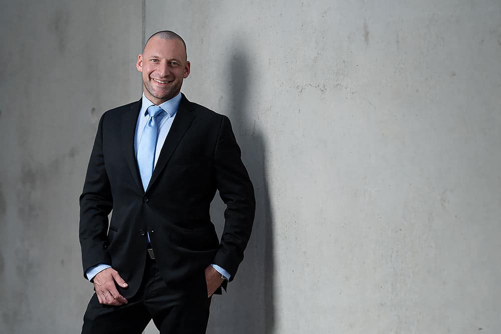 bewerbungsfoto-bewerbungsbild-businessbild-bewerbungsshooting-bewerbungsunterlagen-cv-beratung-bewerbung-tips-empfehlung-fotoshooting-kulmbach Kreative Bewerbungsfoto von Max Hörath Design