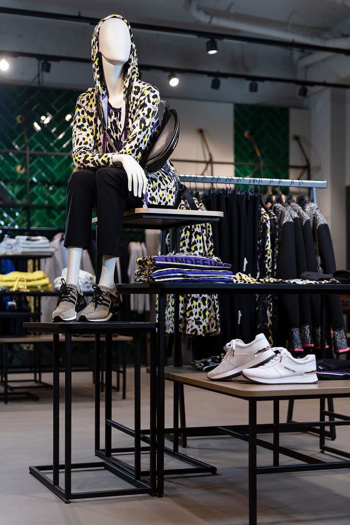 imagefotos-showroom-interiorfotos-frey-geschaeftsausstattung-handel-imagebilder-werbefotografie-werbefotograf-fotostudio-lounge Firmenfotos - Frey Modehaus