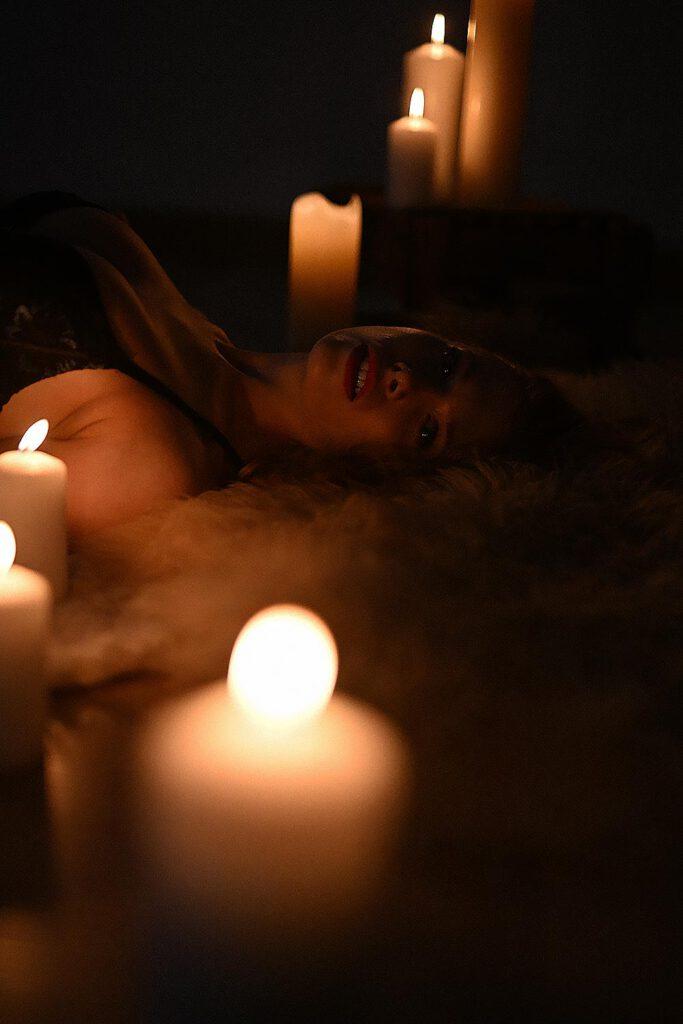 erotisches-fotoshooting-mit-kerzen-zuhasue Aktfotografie / Aktbilder / Erotikbilder von Max Hörath Design